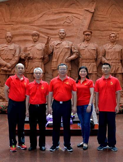 8,党委委员在百色起义纪念馆内合影.jpg 8,党委委员在百色起义纪念馆内合影.jpg