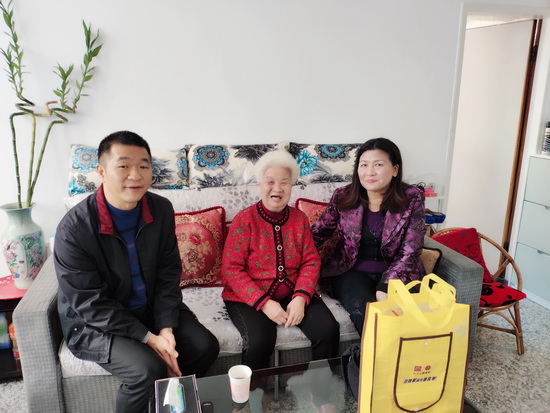 1公司纪委书记、工会主席张奇志、副总经理张胜慰问80岁以上高龄退休职工代表黄笑冰.jpg