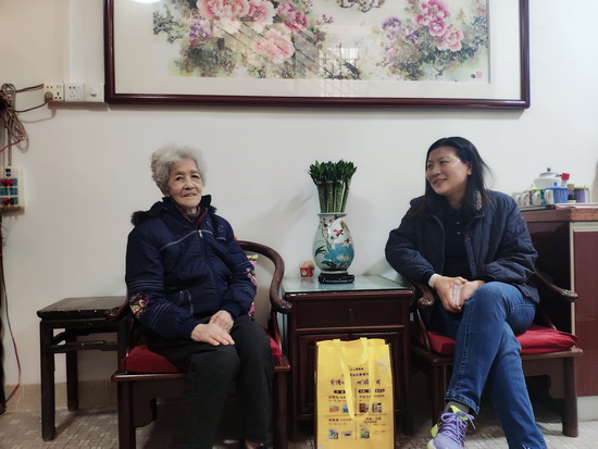 3、公司纪委书记、工会主席张奇志慰问80岁以上高龄退休职工代表陈佩群.jpg 3、公司纪委书记、工会主席张奇志慰问80岁以上高龄退休职工代表陈佩群.jpg