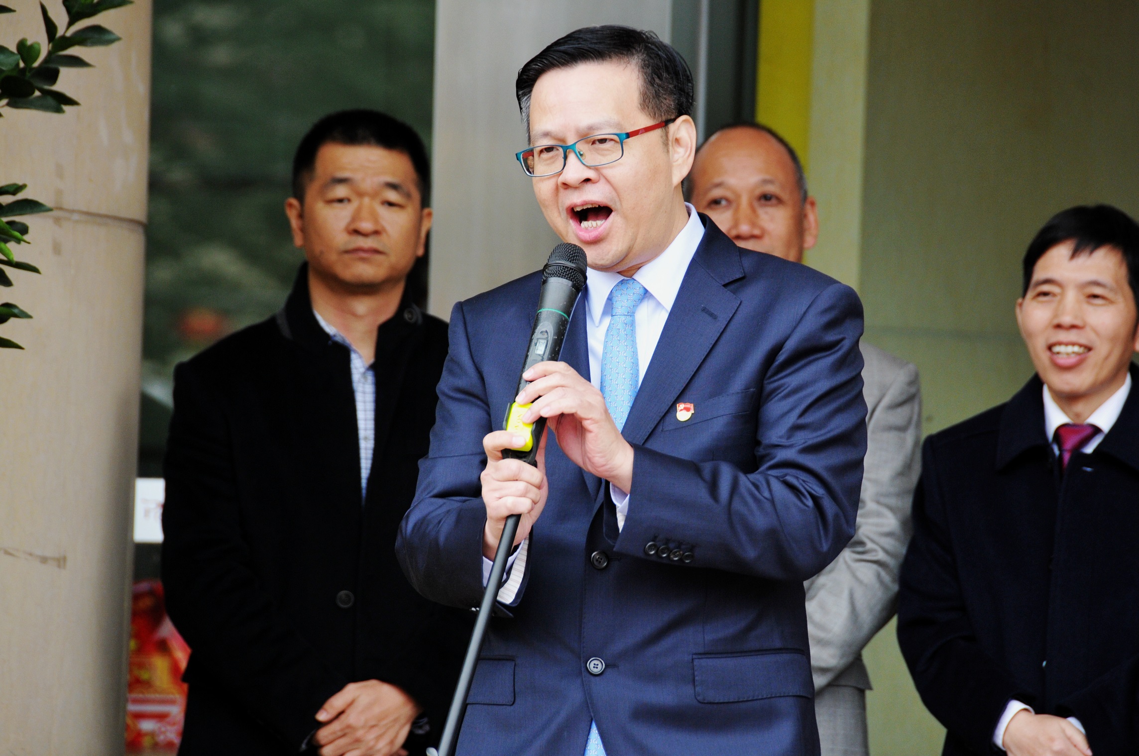 2.广药集团党委委员、上市公司总经理黎洪一行新春慰问.jpg
