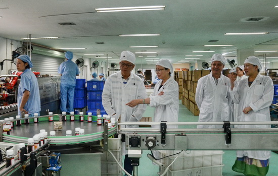 2.李主席一行到口服液和膏剂生产线.jpg