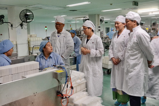 1.李主席一行到口服液和膏剂生产线.jpg